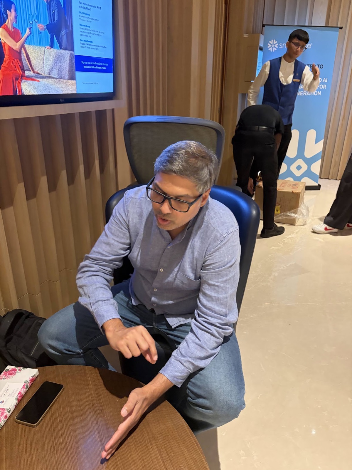 対面でのインタビューの様子（apidays India 2026 会場のホテルにて）